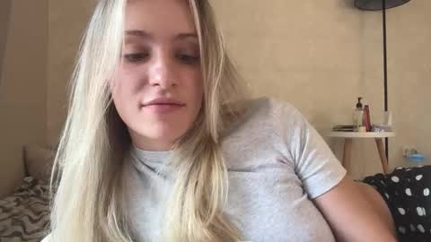 Snapshot of fflloowweerr chatting on 09/21/25, 09:00 Lisa online show from 09/21/25, 09:00