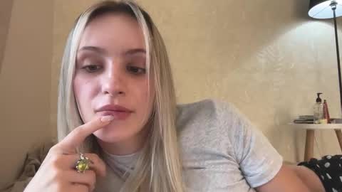 Snapshot of fflloowweerr chatting on 09/22/25, 10:28 Lisa online show from 09/22/25, 10:28