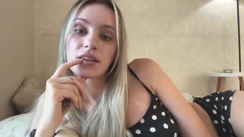 Snapshot of fflloowweerr chatting on 09/26/25, 08:51 Lisa online show from 09/26/25, 08:51