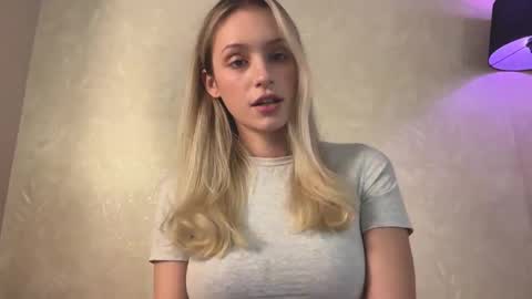 Snapshot of fflloowweerr chatting on 10/01/25, 11:49 Lisa online show from 10/01/25, 11:49