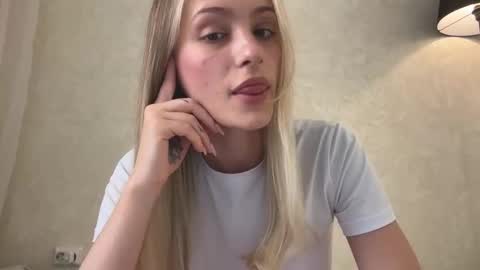 Snapshot of fflloowweerr chatting on 10/08/25, 08:23 Lisa online show from 10/08/25, 08:23