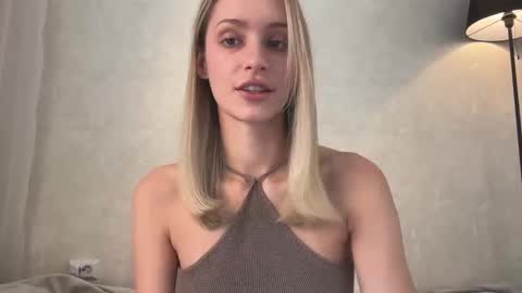 Snapshot of fflloowweerr chatting on 10/18/25, 07:20 Lisa online show from 10/18/25, 07:20