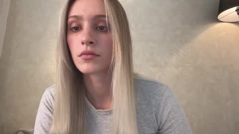 Snapshot of fflloowweerr chatting on 10/19/25, 09:21 Lisa online show from 10/19/25, 09:21