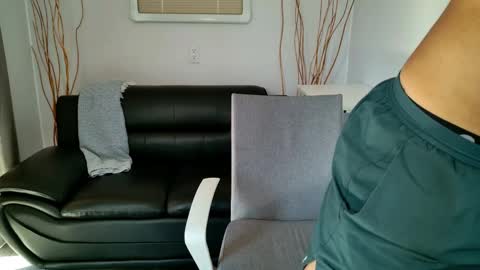 Snapshot of finch93 chatting on 10/05/25, 03:32 Nick online show from 10/05/25, 03:32