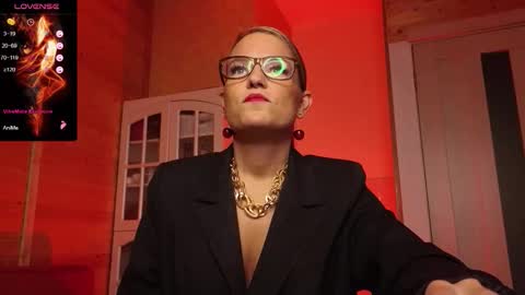 Lady online show from 11/26/25, 09:16