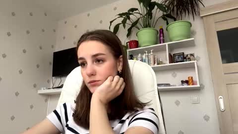 Snapshot of fionapiccard chatting on 11/19/25, 09:31 Keite wanna play Meow online show from 11/19/25, 09:31