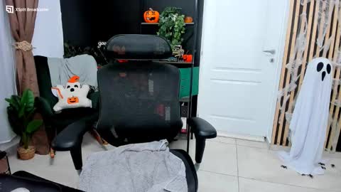 Snapshot of fireflowers_ chatting on 10/31/25, 10:11 Kallisy online show from 10/31/25, 10:11