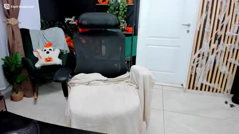 Snapshot of fireflowers_ chatting on 11/04/25, 09:58 Kallisy online show from 11/04/25, 09:58