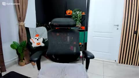 Snapshot of fireflowers_ chatting on 11/15/25, 09:43 Kallisy online show from 11/15/25, 09:43