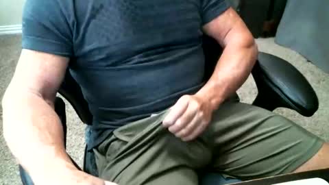 Snapshot of fitguy40 chatting on 11/06/25, 07:48 fitguy40 online show from 11/06/25, 07:48