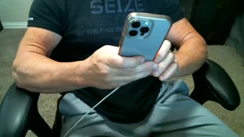 Snapshot of fitguy40 chatting on 11/28/25, 07:16 fitguy40 online show from 11/28/25, 07:16