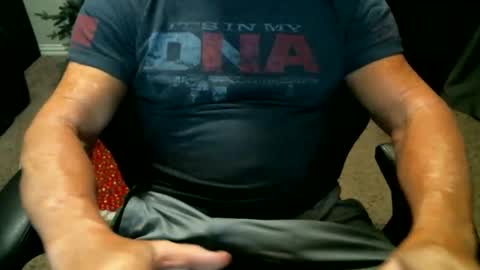 Snapshot of fitguy40 chatting on 12/17/25, 03:56 fitguy40 online show from 12/17/25, 03:56