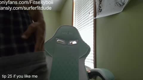 Snapshot of fitsexyboii chatting on 04/24/26, 02:41 SurferFitdude online show from 04/24/26, 02:41