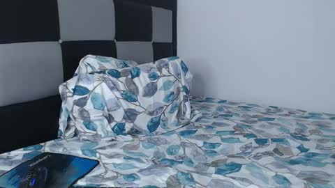 Snapshot of fleeting_love chatting on 12/17/25, 04:24 Steven and Daniel online show from 12/17/25, 04:24