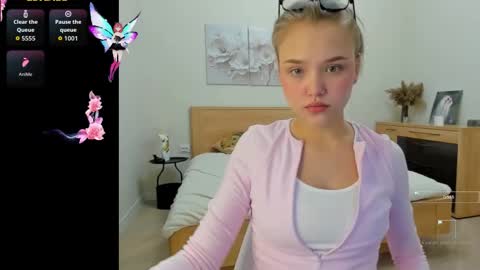 Snapshot of flooora_0 chatting on 10/13/25, 12:32 Mona online show from 10/13/25, 12:32