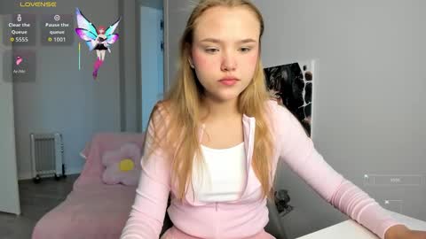 Snapshot of flooora_0 chatting on 10/14/25, 12:55 Mona online show from 10/14/25, 12:55