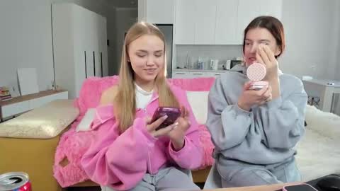 Snapshot of flooora_0 chatting on 10/26/25, 01:44 Mona online show from 10/26/25, 01:44