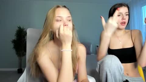 Snapshot of flooora_0 chatting on 11/08/25, 01:06 Mona online show from 11/08/25, 01:06