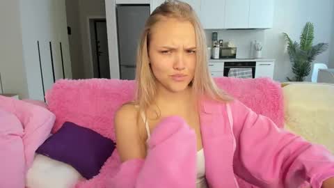 Snapshot of flooora_0 chatting on 11/30/25, 05:33 Mona online show from 11/30/25, 05:33