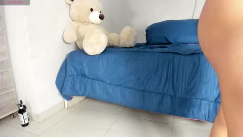 Snapshot of flor_herrera1 chatting on 11/12/25, 05:08 online show from 11/12/25, 05:08