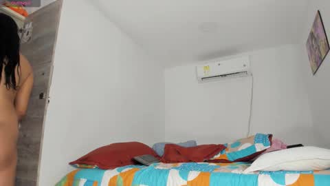 Snapshot of flor_herrera1 chatting on 11/26/25, 06:03 online show from 11/26/25, 06:03