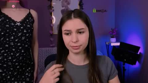 Snapshot of flora_ri chatting on 10/19/25, 09:32 just ask me online show from 10/19/25, 09:32