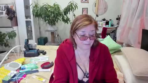 Snapshot of flowerlover8 chatting on 10/28/25, 06:43 Flowerlower online show from 10/28/25, 06:43