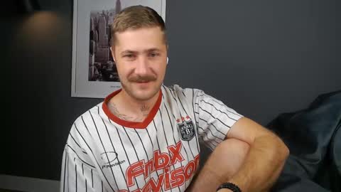 Snapshot of fluffy__cloude chatting on 10/29/25, 07:10 Fluffy online show from 10/29/25, 07:10