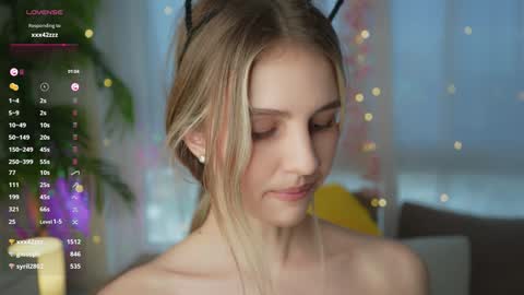 Snapshot of fluffy_angel chatting on 12/23/24, 11:25 Adeline online show from 12/23/24, 11:25