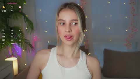 Snapshot of fluffy_angel chatting on 01/11/25, 07:49 Adeline online show from 01/11/25, 07:49