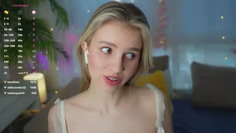 Snapshot of fluffy_angel chatting on 01/26/25, 10:55 Adeline online show from 01/26/25, 10:55