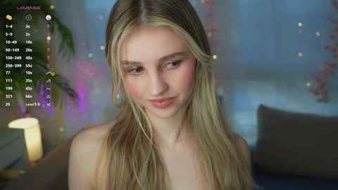Snapshot of fluffy_angel chatting on 01/27/25, 08:29 Adeline online show from 01/27/25, 08:29