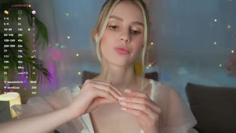 Snapshot of fluffy_angel chatting on 01/29/25, 12:13 Adeline online show from 01/29/25, 12:13