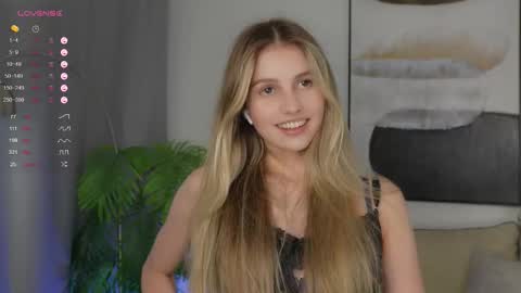 Snapshot of fluffy_angel chatting on 09/21/25, 03:46 Adeline online show from 09/21/25, 03:46