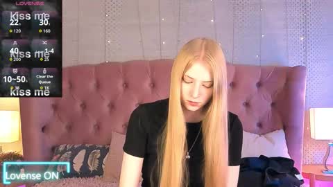 Snapshot of fluffy_ice chatting on 09/14/25, 09:47 Mia online show from 09/14/25, 09:47