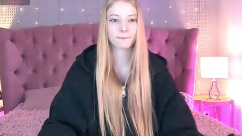 Snapshot of fluffy_ice chatting on 09/19/25, 09:37 Mia online show from 09/19/25, 09:37