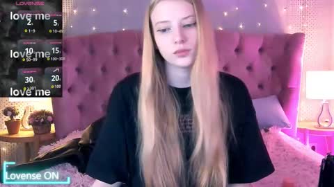 Snapshot of fluffy_ice chatting on 09/20/25, 10:33 Mia online show from 09/20/25, 10:33