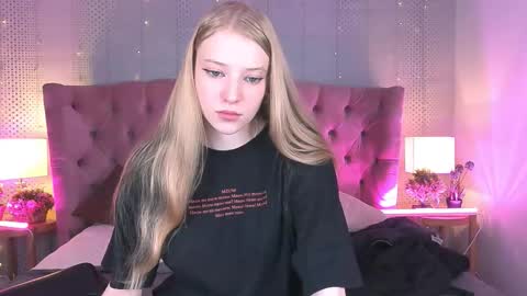 Snapshot of fluffy_ice chatting on 10/09/25, 09:57 Mia online show from 10/09/25, 09:57