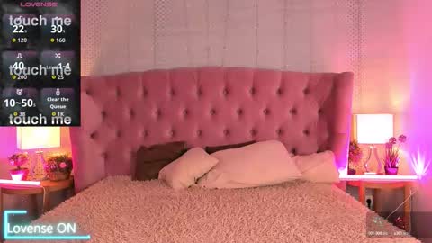 Snapshot of fluffy_ice chatting on 10/15/25, 12:11 Mia online show from 10/15/25, 12:11