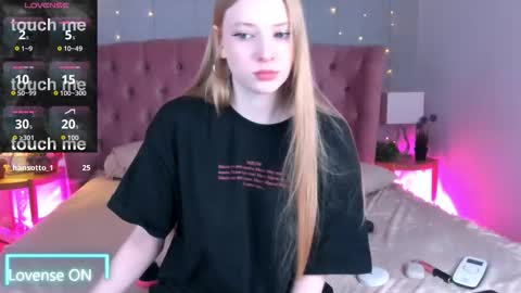 Snapshot of fluffy_ice chatting on 10/24/25, 04:03 Mia online show from 10/24/25, 04:03