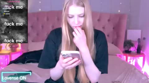 Snapshot of fluffy_ice chatting on 10/25/25, 01:51 Mia online show from 10/25/25, 01:51