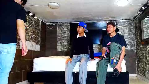 Snapshot of flyckers chatting on 10/12/25, 12:37 flyckers online show from 10/12/25, 12:37