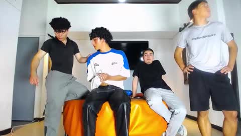 Snapshot of flyckers chatting on 11/16/25, 09:42 flyckers online show from 11/16/25, 09:42