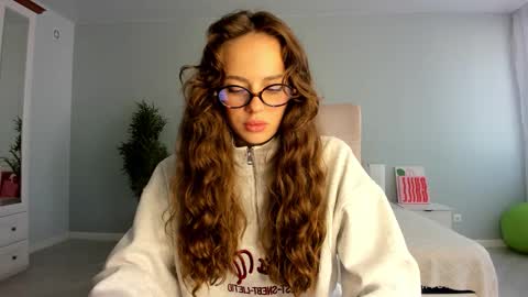 Snapshot of fox_beauty chatting on 09/17/25, 01:07 Kira online show from 09/17/25, 01:07