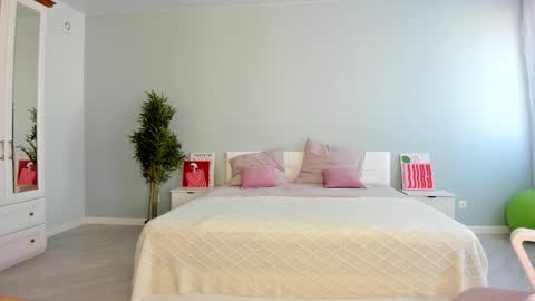 Snapshot of fox_beauty chatting on 09/19/25, 01:29 Kira online show from 09/19/25, 01:29