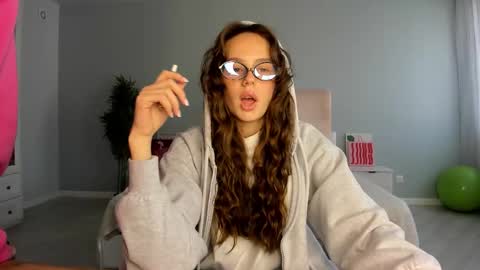 Snapshot of fox_beauty chatting on 09/22/25, 01:18 Kira online show from 09/22/25, 01:18