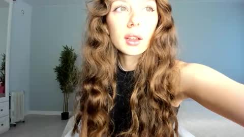 Snapshot of fox_beauty chatting on 09/25/25, 02:26 Kira online show from 09/25/25, 02:26