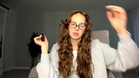 Snapshot of fox_beauty chatting on 10/13/25, 12:43 Kira online show from 10/13/25, 12:43