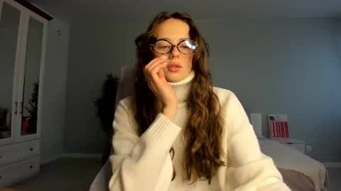 Snapshot of fox_beauty chatting on 10/15/25, 01:06 Kira online show from 10/15/25, 01:06