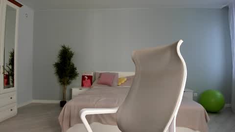 Kira online show from 11/12/25, 02:01